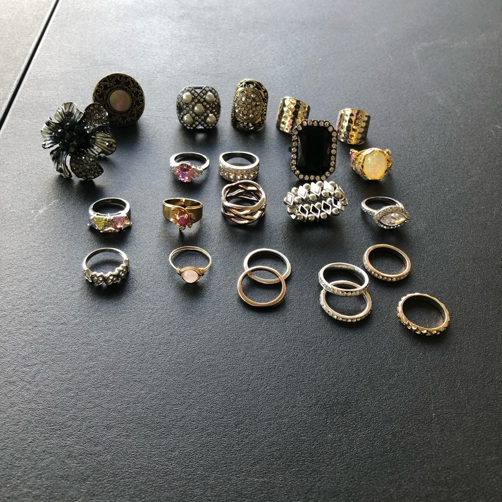 Sale on lot of 23 costume jewelry rings. Like new silvertone rings. Ring special